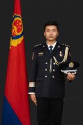 他一直穿戴儿子买的新年